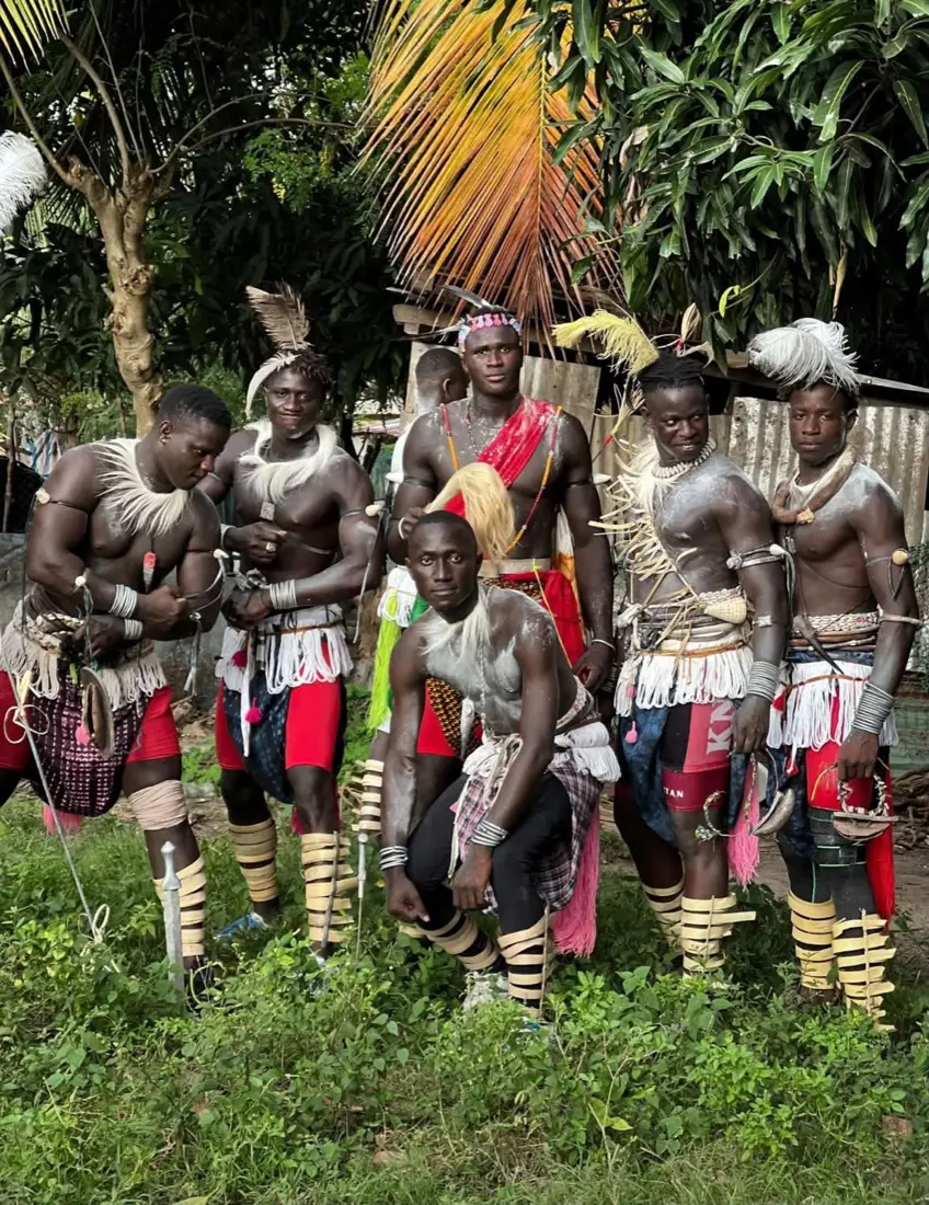 Groupe de lutteurs casamançais en tenue traditionnelle